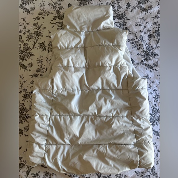 Old Navy | Puffy Vest - Size M (White / Off White) - Picture 4 of 7